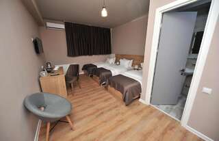 Отель Boho Tiflis Hotel Тбилиси Стандартный трехместный номер-1